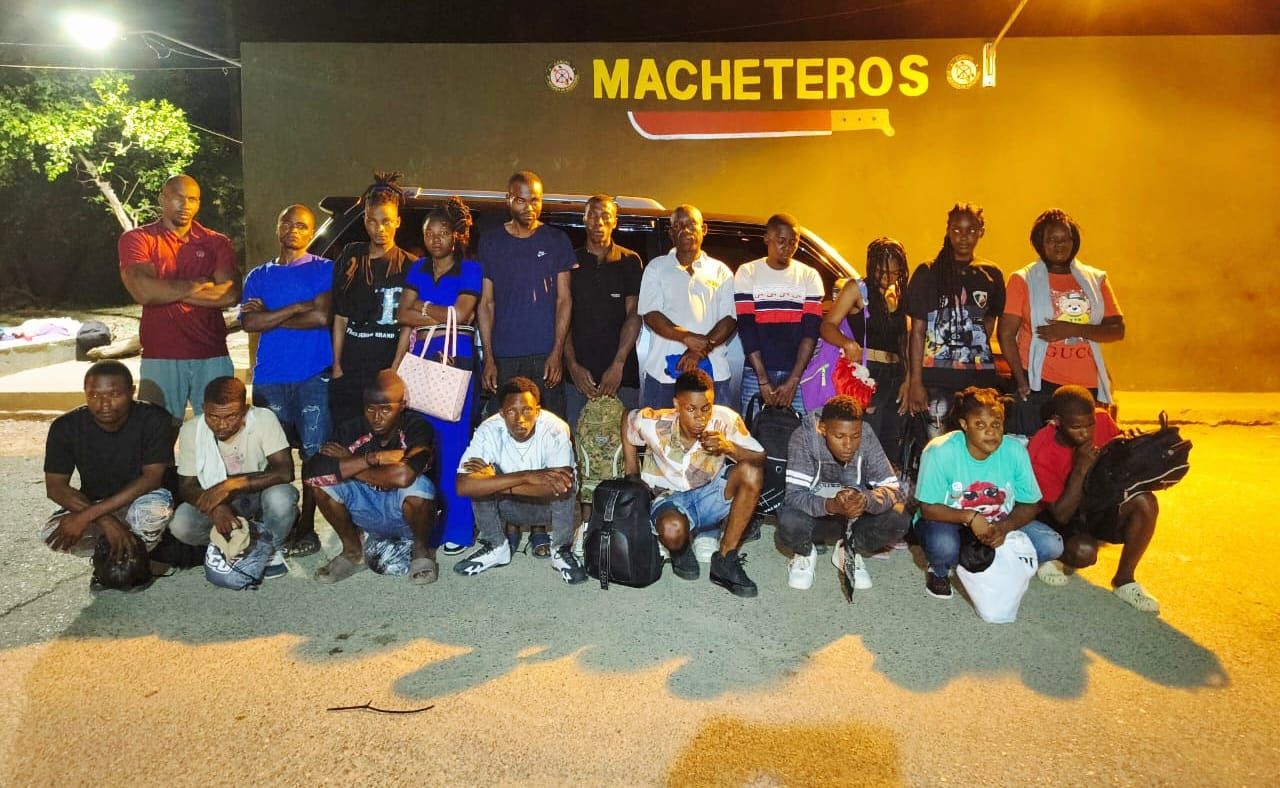 Ejército persigue a presunto traficante de indocumentados y detiene a 20 haitianos en condición migratoria irregular en Santiago Rodríguez