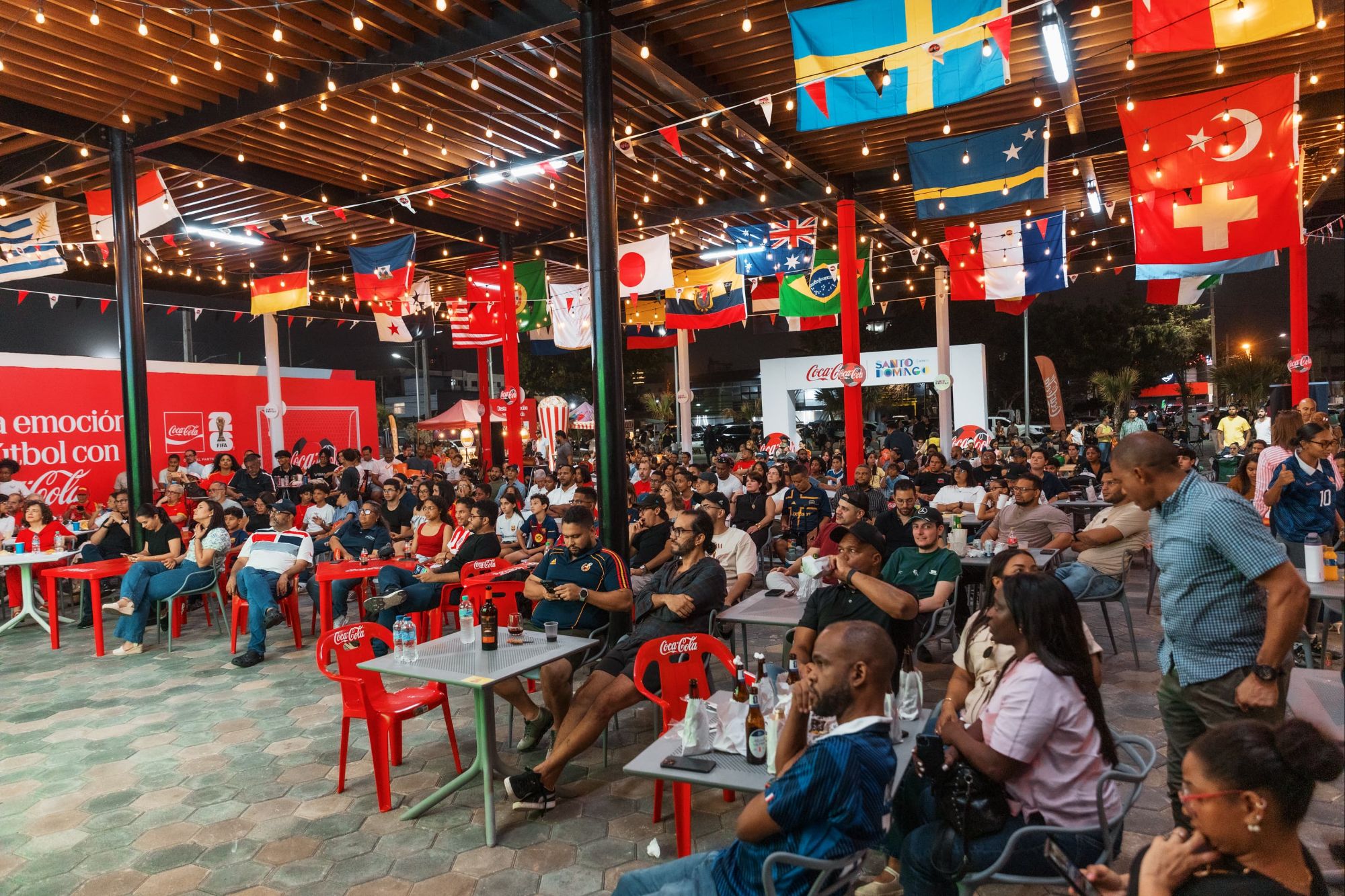 Ciudadanos disfrutan de la Copa Mundial de Fútbol en el Malecón Deportivo