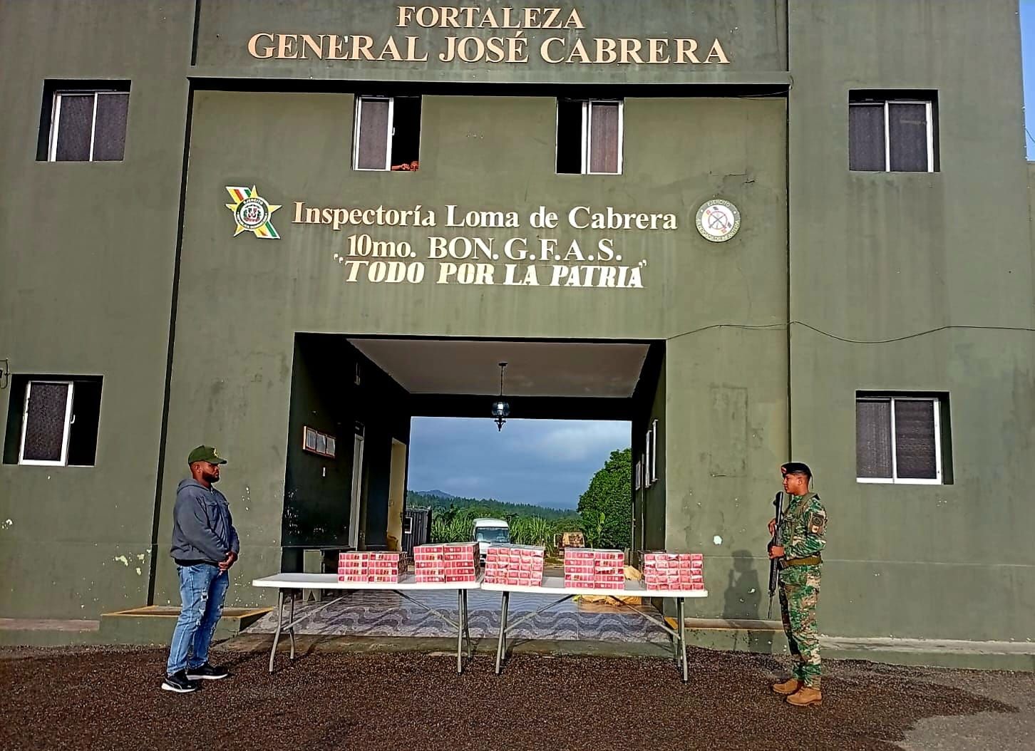 Militares del ERD ocupan 47,600 cigarrillos de contrabando en operativo realizado en Loma de Cabrera
