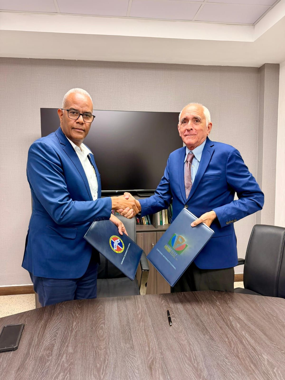 HERMANDAD DE VETERANOS Y FUNDACIÓN PATRIA VISUAL FIRMAN CONVENIO PARA IMPULSAR EL MUSEO DE LA DEFENSA Y LA IDENTIDAD DOMINICANA
