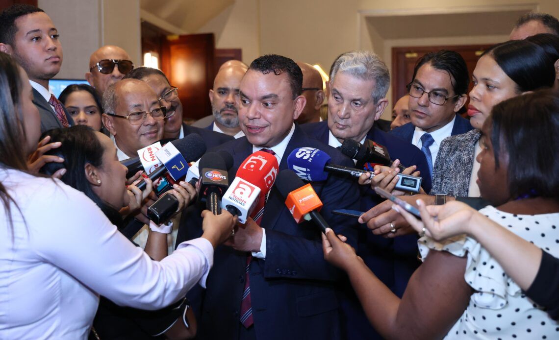 Julio Landrón pide desalojar áreas del hospital Gautier para iniciar trabajos de remozamiento