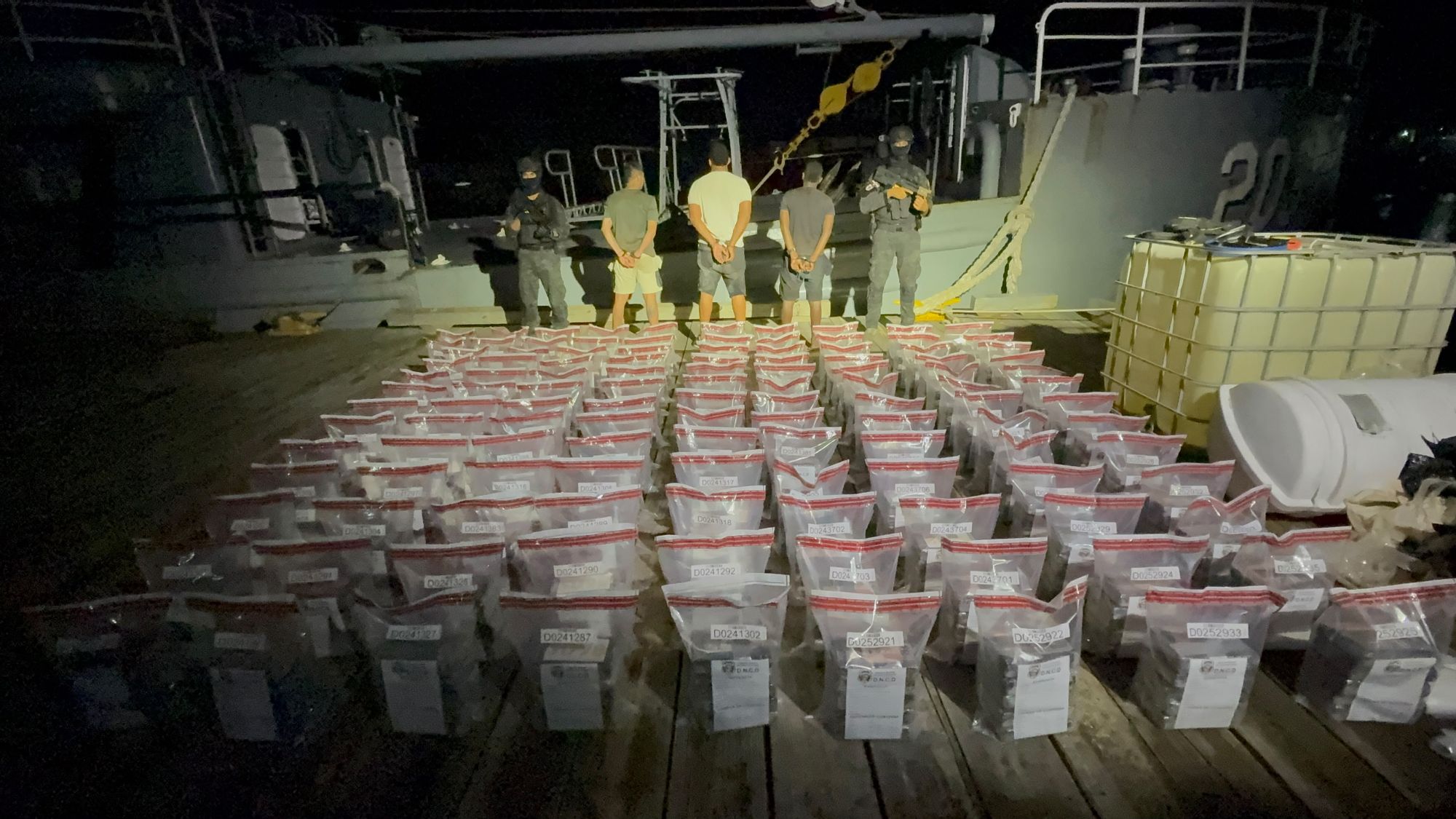 INTERVIENEN OTRA NARCOLANCHA CON CARGAMENTO DE 595 PAQUETES DE PRESUNTA COCAÍNA
